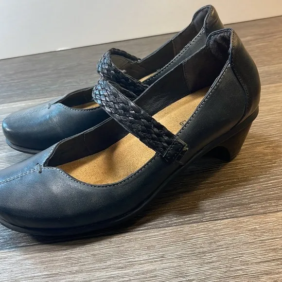 NAOT Mary Jane leather shoes woman’s size 6 (f59)
