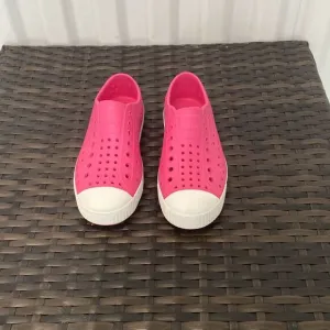 Native Jefferson shoes, junior size 1￼