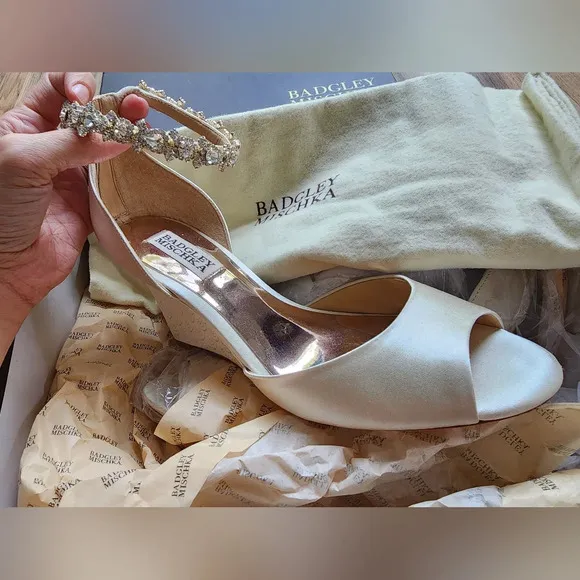 NEW Badgley mischka Thalia wedge ivory sandals