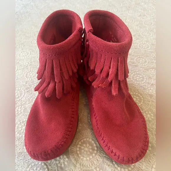 New in Box Minnetonka double fringe side zip booties, child’s size 11, hot pink