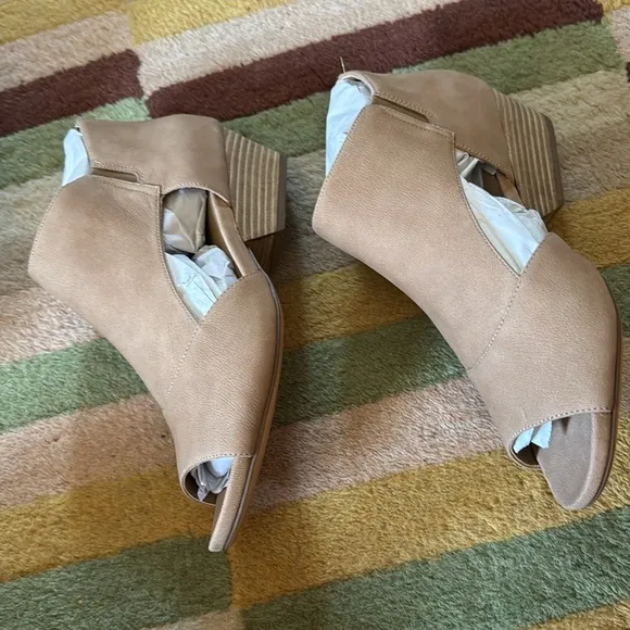 New in Box Naturalizer Sandals Womens Greyson D'orsay Beige Leather size 9M