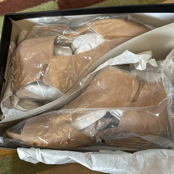 New in Box Naturalizer Sandals Womens Greyson D'orsay Beige Leather size 9M