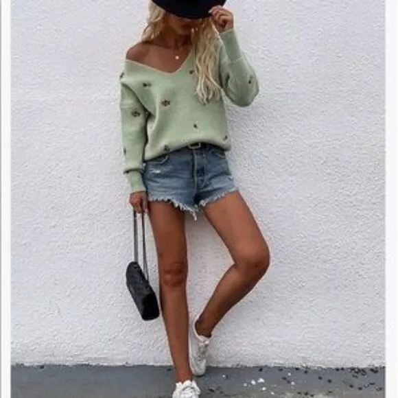 NEW Beige V Neck Embroidered Ribbed Knit Pullover Sweater