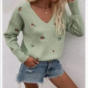 NEW Green V Neck Embroidered Ribbed Knit Pullover Sweater