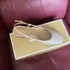 NIB  Michael Kors hillary flex sling vanilla - 9