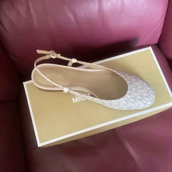 NIB  Michael Kors hillary flex sling vanilla - 9
