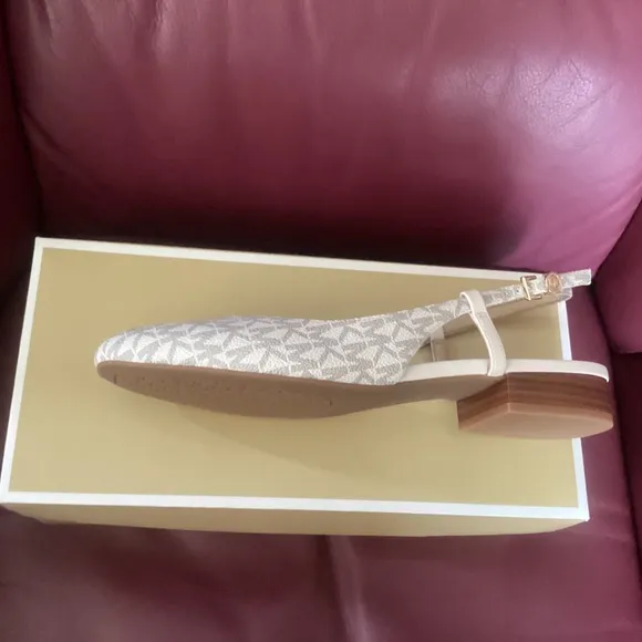 NIB  Michael Kors hillary flex sling vanilla - 9