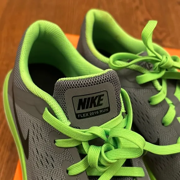 NIB Nike Free 2016 RN GS Big Boys Kids Size 7 M Youth Grey Green