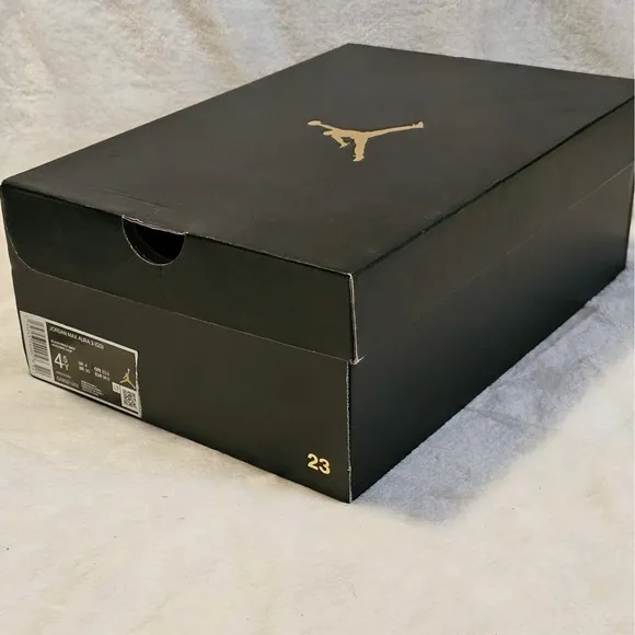 NIB Nike Jordan Max Aura 3 Black Wolf Grey (GS) Shoes YOUTH  Size 4.5