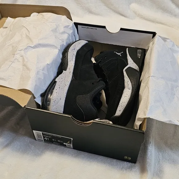 NIB Nike Jordan Max Aura 3 Black Wolf Grey (GS) Shoes YOUTH  Size 4.5