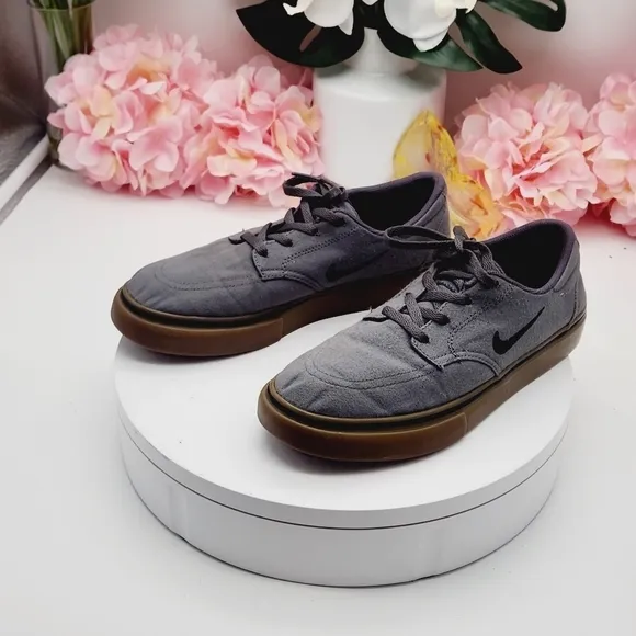 Nike 729826 007 Gray SB Clutch Shoes Size 5Y