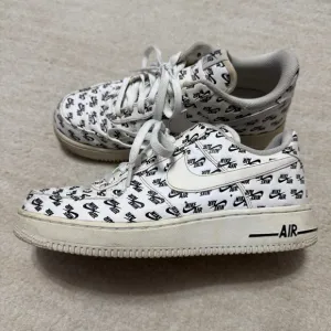 Nike Air Force 1 Low QS '07 Shoes All Over Logo White Men's Size 7 AH8462-100