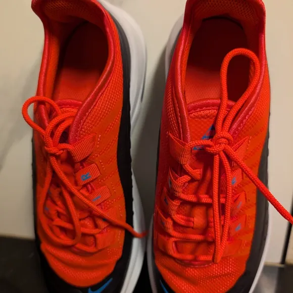 Nike Air Max Axis Grade-School Sneakers Size 5.5Y Like New MSRP $80