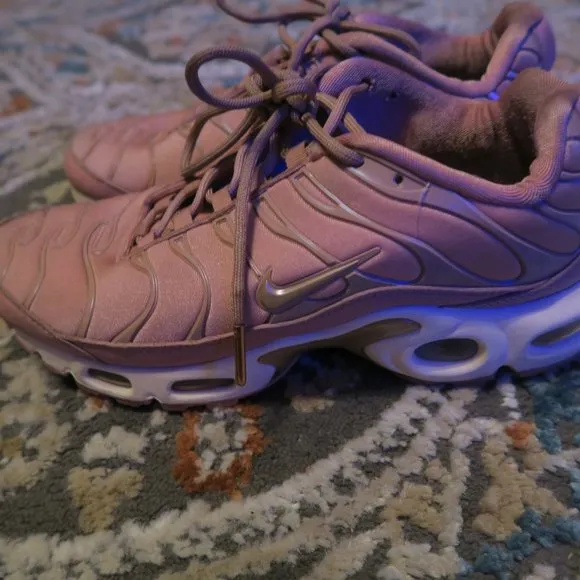 Nike Air Max Plus Rust Pink Metallic Rose Gold AT5695-600 Women's Size 7.5