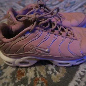 Nike Air Max Plus Rust Pink Metallic Rose Gold AT5695-600 Women's Size 7.5