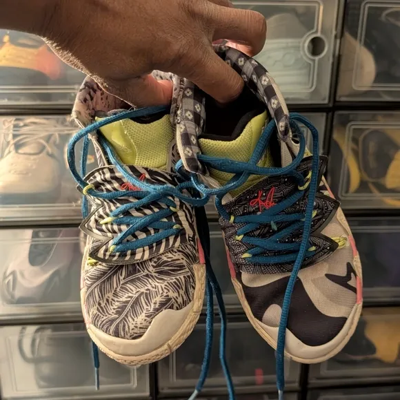Nike basketball Shoes (Sz 3.5)