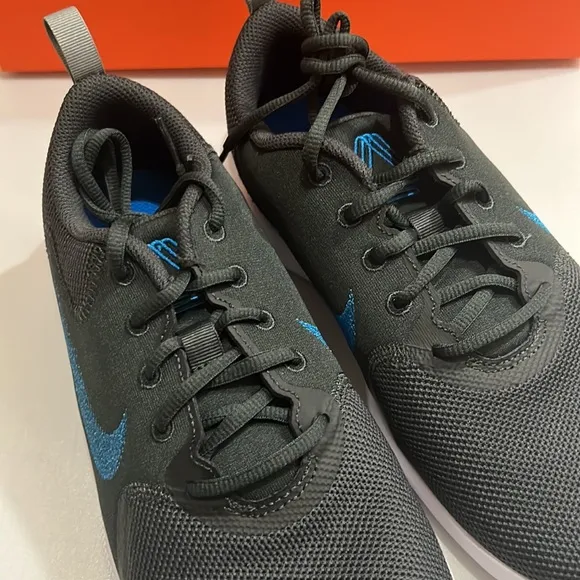Nike FLEX EXPERIENCE RUN 10  Shoes Sneakers Size 8 W 4E - MENS