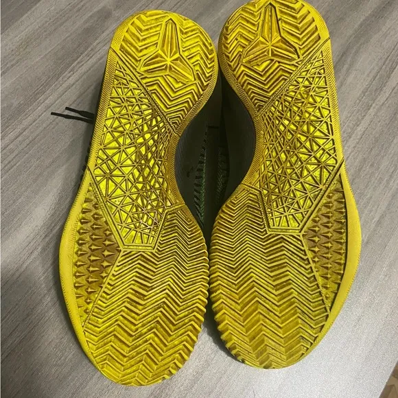 NIKE KB 2016 Kobe Basketball MENTALITY II Shoes VOLT/BLACK - MEN  10