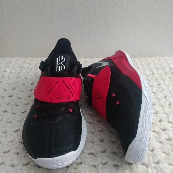 Nike Kyrie Low 3 Team 'Black University Red' size 6.5y