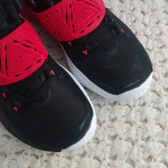 Nike Kyrie Low 3 Team 'Black University Red' size 6.5y