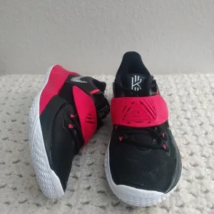 Nike Kyrie Low 3 Team 'Black University Red' size 6.5y