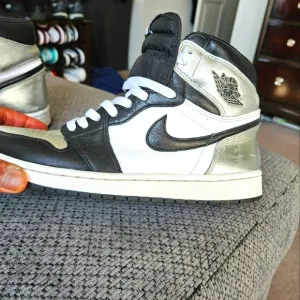 Nike Men's Black, Silver and White Mid-Top Sneakers