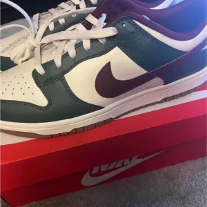 Nike Men's Green and Burgundy Sneakers
