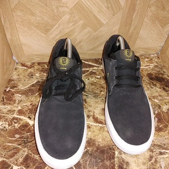 Nike men's SB Shane premium fashion black shoes size 9.   A328