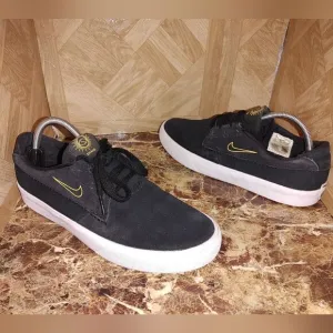 Nike men's SB Shane premium fashion black shoes size 9.   A328