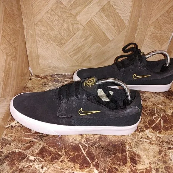 Nike men's SB Shane premium fashion black shoes size 9.   A328