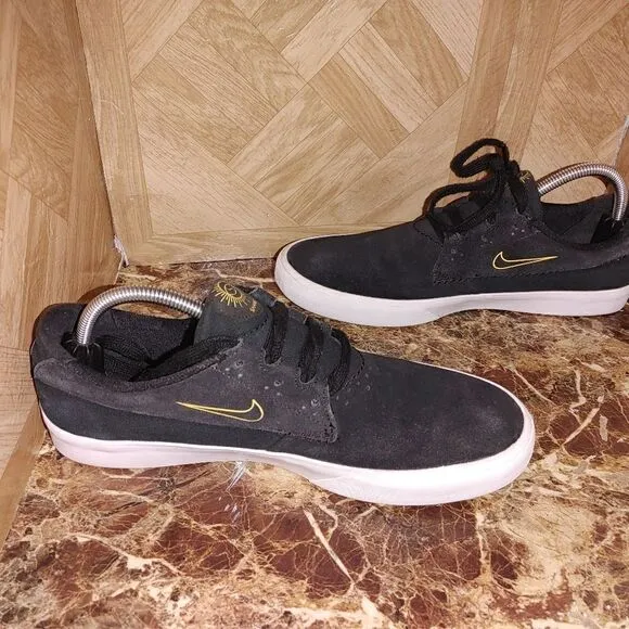 Nike men's SB Shane premium fashion black shoes size 9.   A328