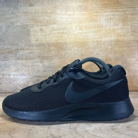Nike Tanjun Womens Size 10 Shoes Sneakers Triple Black DJ6257-002