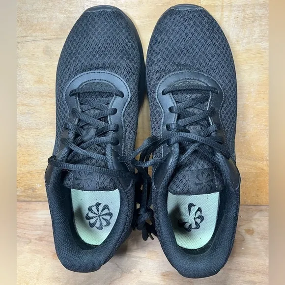 Nike Tanjun Womens Size 10 Shoes Sneakers Triple Black DJ6257-002