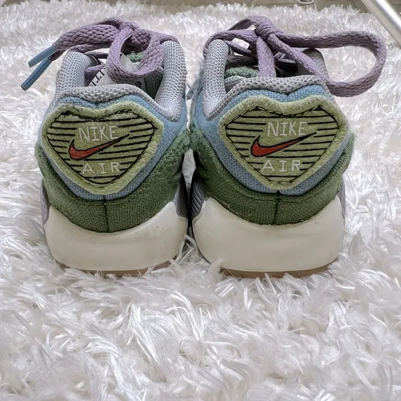 NIKE || Unisex Kids Air Max 90 SE Sun Club Athletic Shoe (6C)