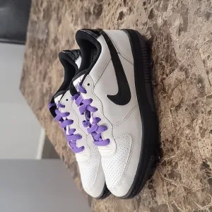 Nike Unisex Kids White &amp; Black Running Sneaker Shoes Size US 4 Y