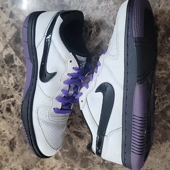 Nike Unisex Kids White &amp; Black Running Sneaker Shoes Size US 4 Y