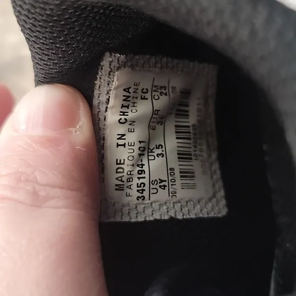 Nike Unisex Kids White &amp; Black Running Sneaker Shoes Size US 4 Y