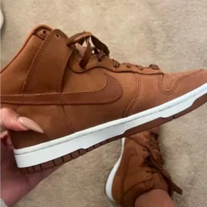 NIKE WOMENS DUNK HIGH PREMIUM - PECAN/ PECAN/ WHITE
