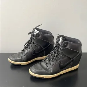 Nike womens Dunk Sky High Essential sneaker US7 Black Wedge Shoes