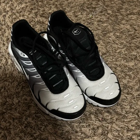 Nike Youth Black and White Sneakers. Air Max Plus