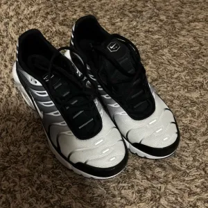 Nike Youth Black and White Sneakers. Air Max Plus