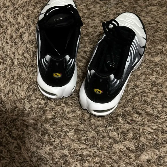 Nike Youth Black and White Sneakers. Air Max Plus