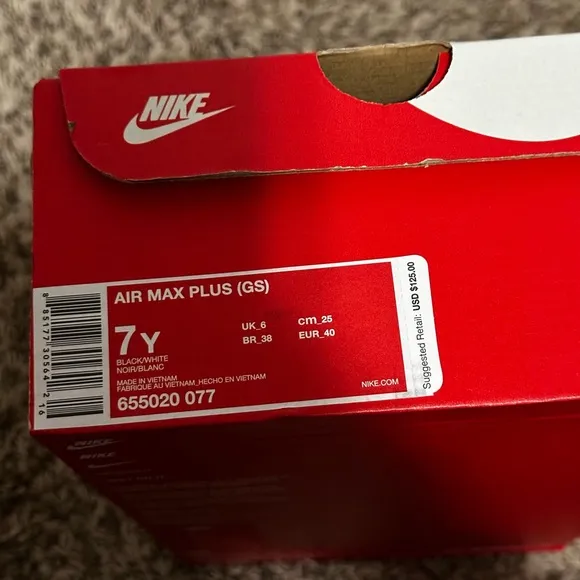 Nike Youth Black and White Sneakers. Air Max Plus