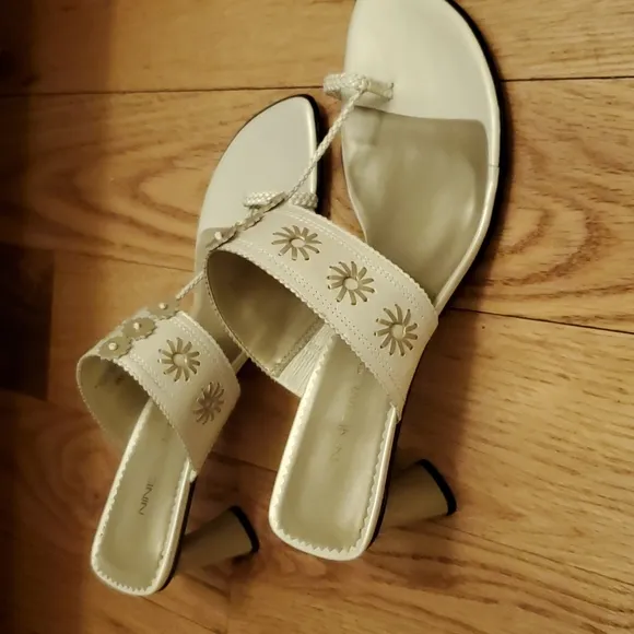 NINE WEST HEELED SANDLAS 9 CREAM CHROME COLOR 3&quot; SHOES NWOT