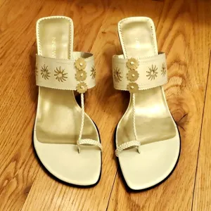 NINE WEST HEELED SANDLAS 9 CREAM CHROME COLOR 3&quot; SHOES NWOT