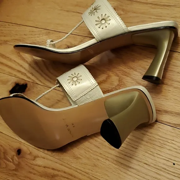 NINE WEST HEELED SANDLAS 9 CREAM CHROME COLOR 3&quot; SHOES NWOT