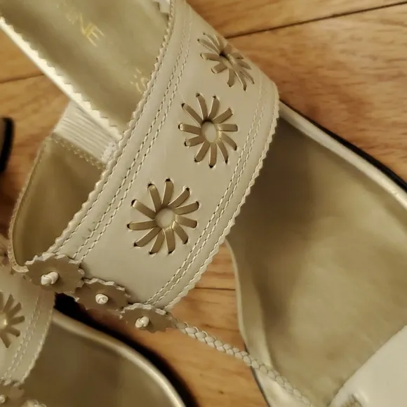 NINE WEST HEELED SANDLAS 9 CREAM CHROME COLOR 3&quot; SHOES NWOT