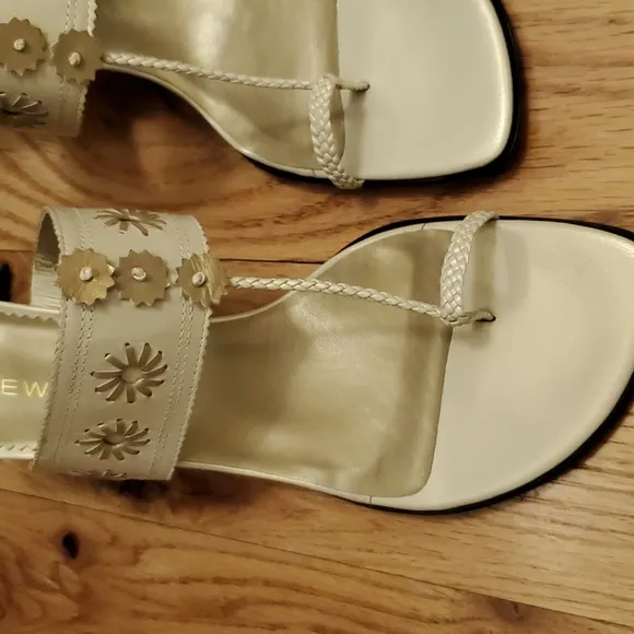 NINE WEST HEELED SANDLAS 9 CREAM CHROME COLOR 3&quot; SHOES NWOT