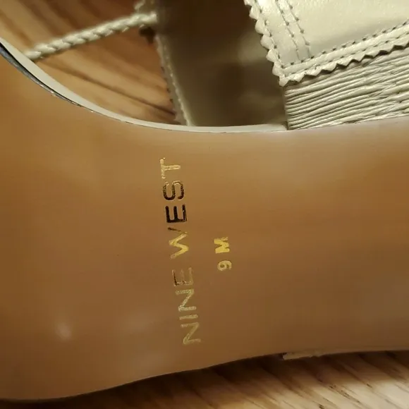 NINE WEST HEELED SANDLAS 9 CREAM CHROME COLOR 3&quot; SHOES NWOT