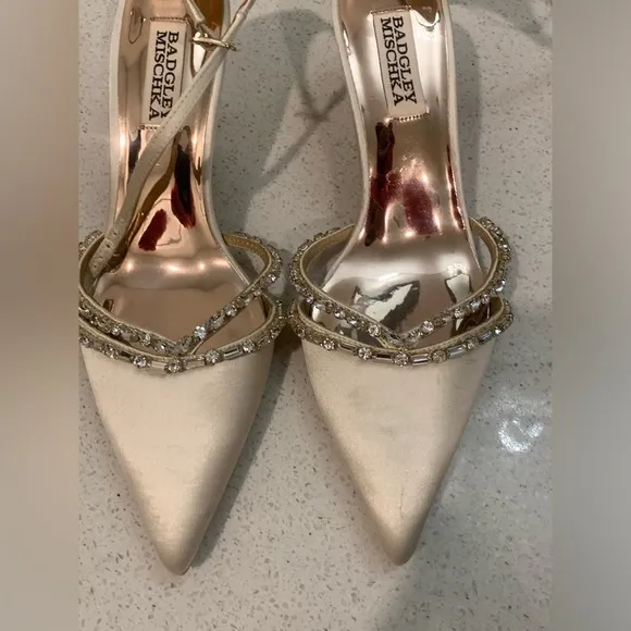 NWOB BADGLEY MISCHKA Zendaya Embellished Ivory Cream Satin Kitten Heel Shoes 6.5